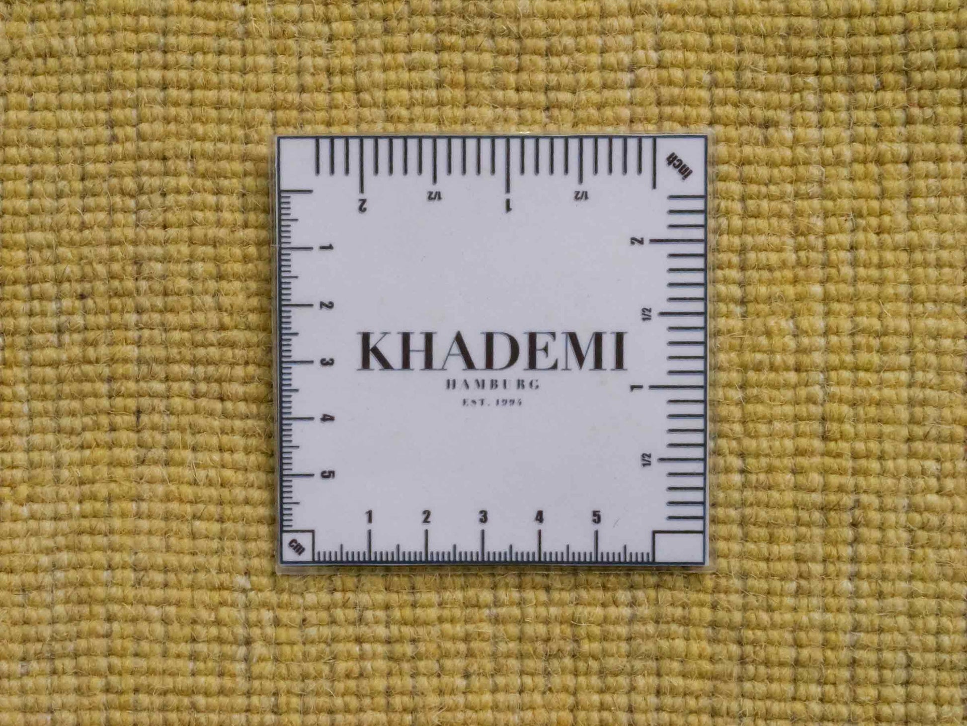 Moderner, Handloom Gabbeh Orientteppich von Khademi aus Wolle, gelb. Einfarbiges Uni-Design. Produziert in Indien. Größe: 171x119cm. Teppichnummer: KB4-1570. Verkauf durch Jupiter Intl.