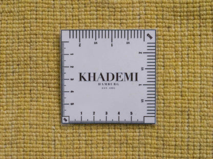 Moderner, Handloom Gabbeh Orientteppich von Khademi aus Wolle, gelb. Einfarbiges Uni-Design. Produziert in Indien. Größe: 171x119cm. Teppichnummer: KB4-1570. Verkauf durch Jupiter Intl.