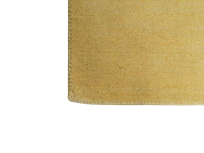 Moderner, Handloom Gabbeh Orientteppich von Khademi aus Wolle, gelb. Einfarbiges Uni-Design. Produziert in Indien. Größe: 171x119cm. Teppichnummer: KB4-1570. Verkauf durch Jupiter Intl.