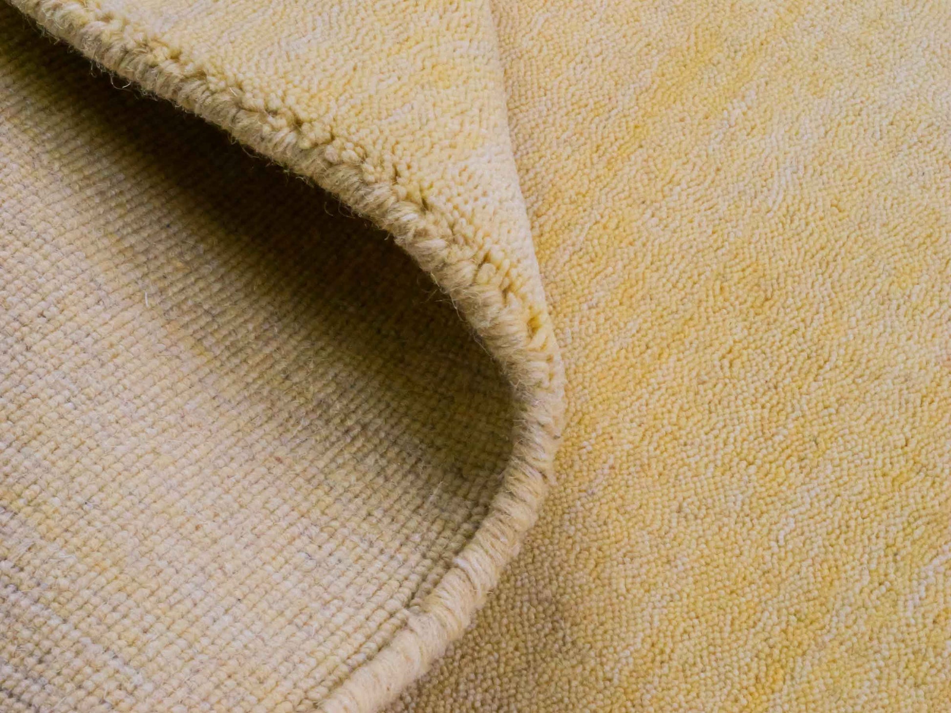 Moderner, Handloom Gabbeh Orientteppich von Khademi aus Wolle, gelb. Einfarbiges Uni-Design. Produziert in Indien. Größe: 171x119cm. Teppichnummer: KB4-1570. Verkauf durch Jupiter Intl.