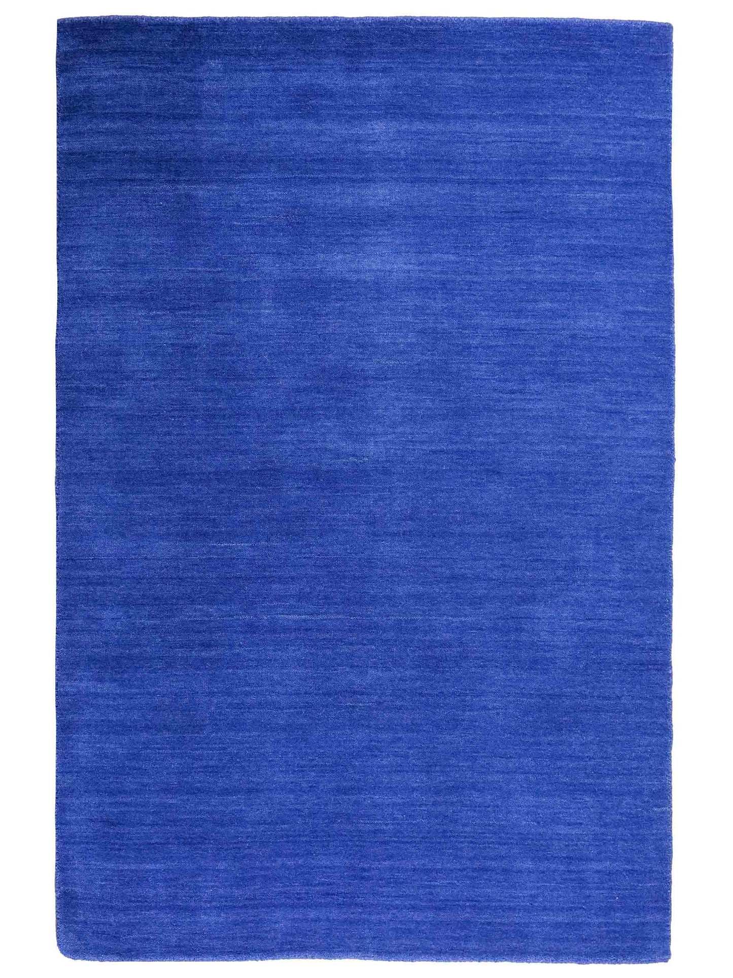 Moderner, Handloom Gabbeh Orientteppich von Khademi aus Wolle, blau. Einfarbiges Uni-Design. Produziert in Indien. Größe: 171x120cm. Teppichnummer: KB4-1579. Verkauf durch Jupiter Intl.