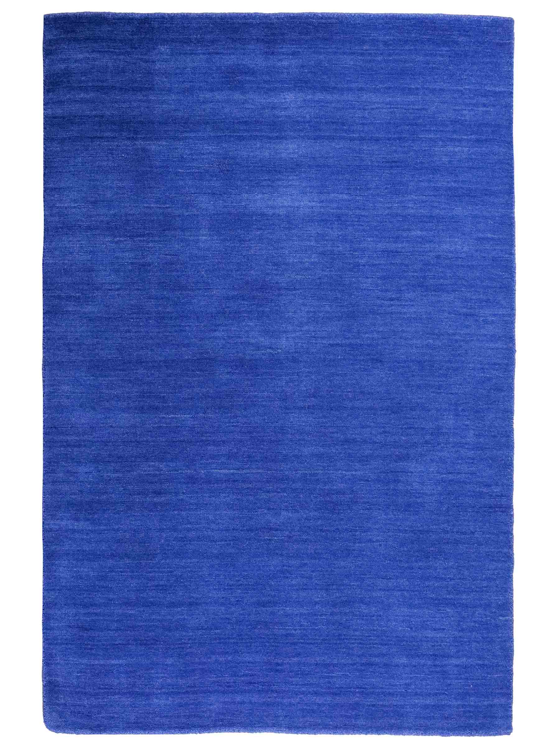 Moderner, Handloom Gabbeh Orientteppich von Khademi aus Wolle, blau. Einfarbiges Uni-Design. Produziert in Indien. Größe: 171x120cm. Teppichnummer: KB4-1579. Verkauf durch Jupiter Intl.