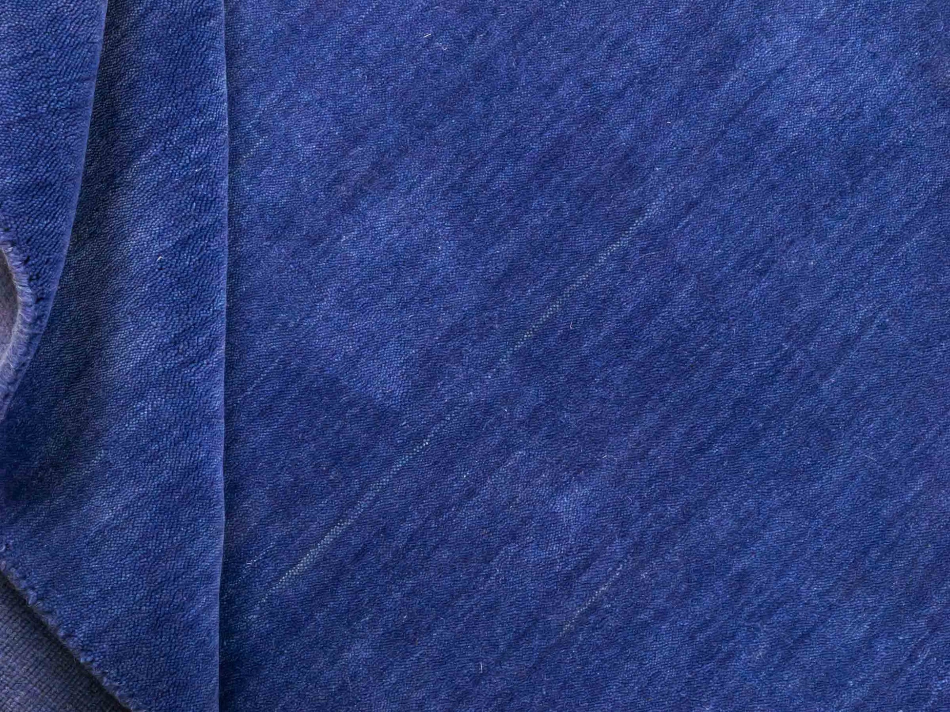 Moderner, Handloom Gabbeh Orientteppich von Khademi aus Wolle, blau. Einfarbiges Uni-Design. Produziert in Indien. Größe: 171x120cm. Teppichnummer: KB4-1579. Verkauf durch Jupiter Intl.