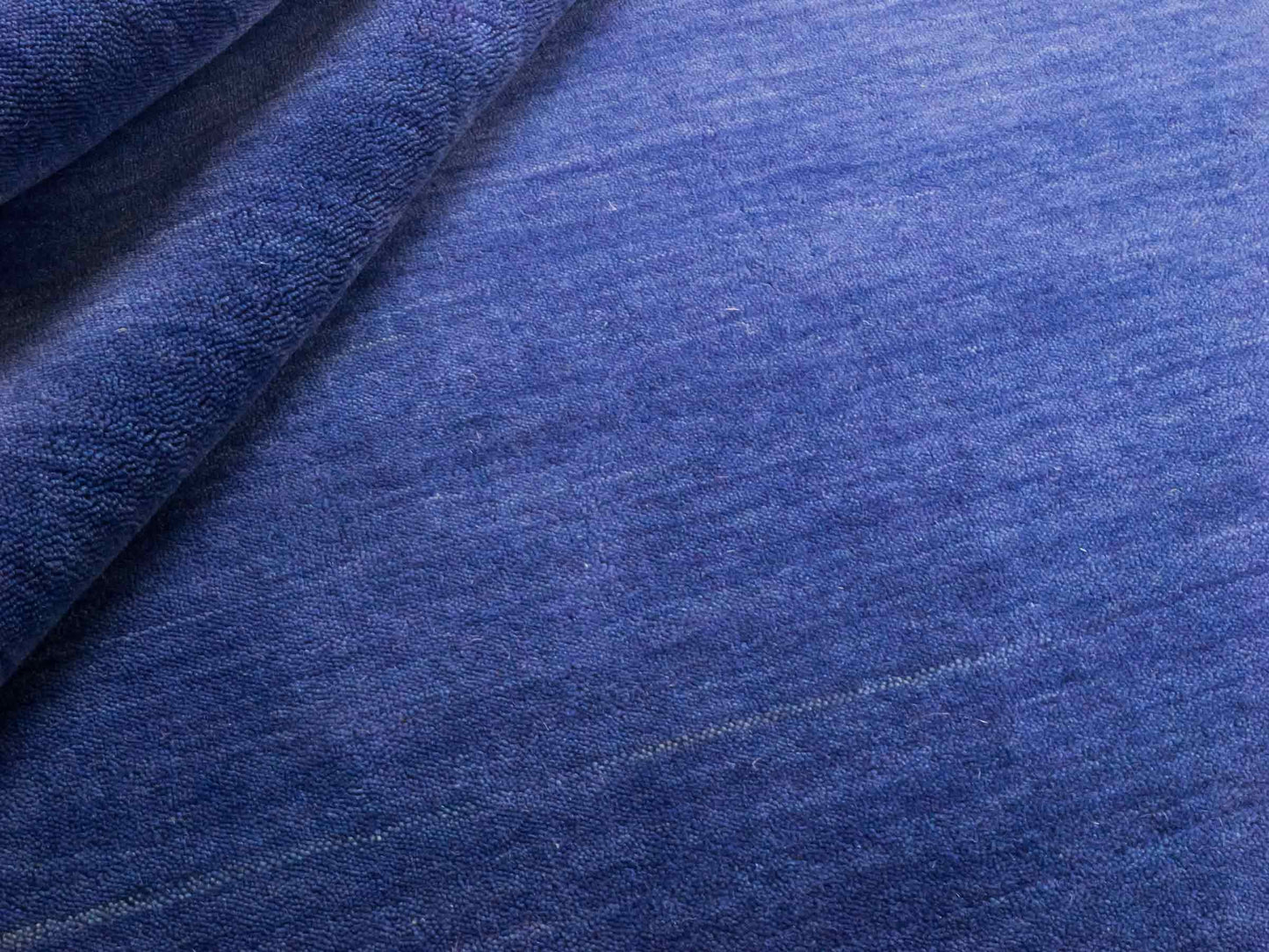 Moderner, Handloom Gabbeh Orientteppich von Khademi aus Wolle, blau. Einfarbiges Uni-Design. Produziert in Indien. Größe: 171x120cm. Teppichnummer: KB4-1579. Verkauf durch Jupiter Intl.