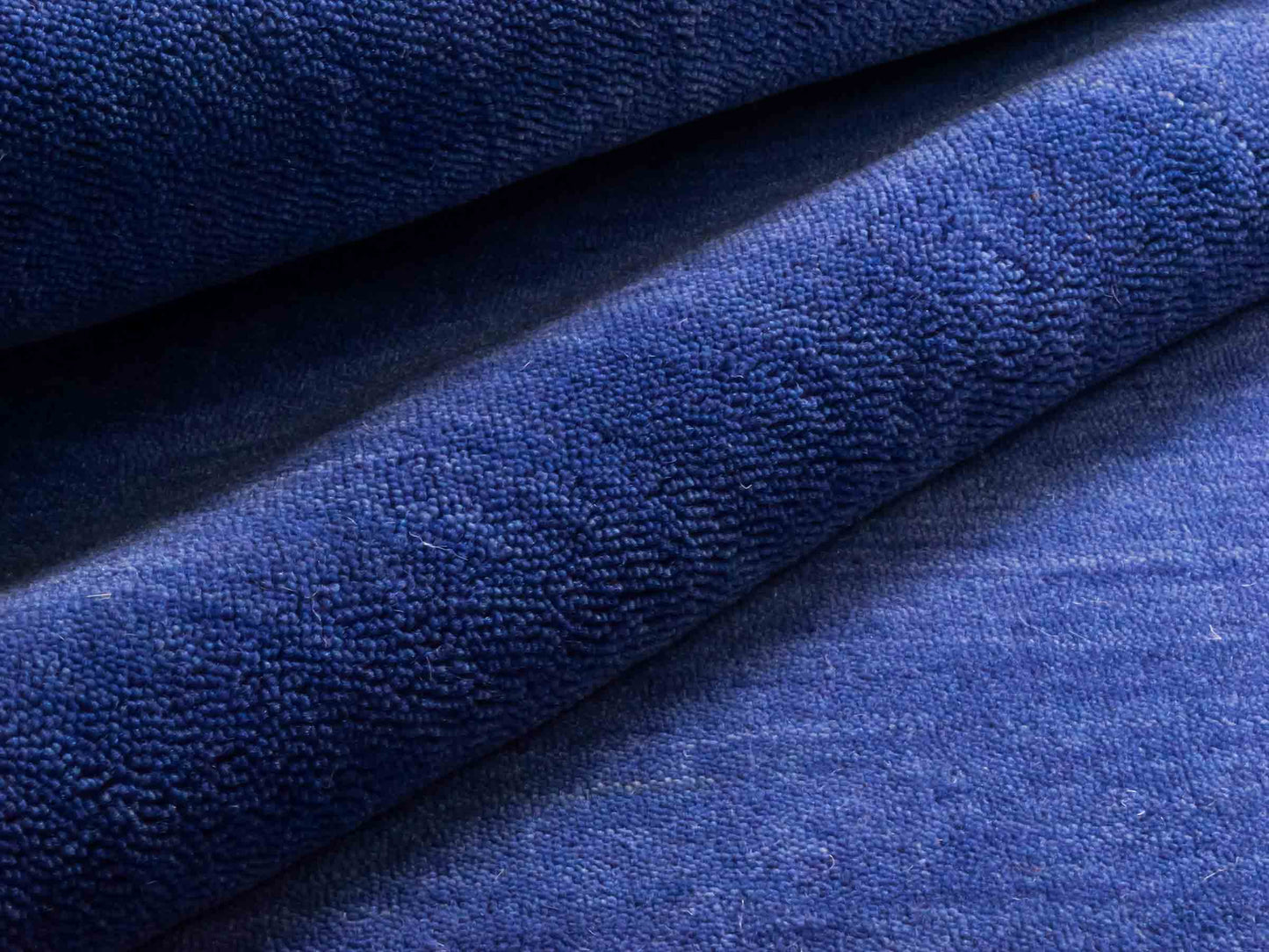 Moderner, Handloom Gabbeh Orientteppich von Khademi aus Wolle, blau. Einfarbiges Uni-Design. Produziert in Indien. Größe: 171x120cm. Teppichnummer: KB4-1579. Verkauf durch Jupiter Intl.