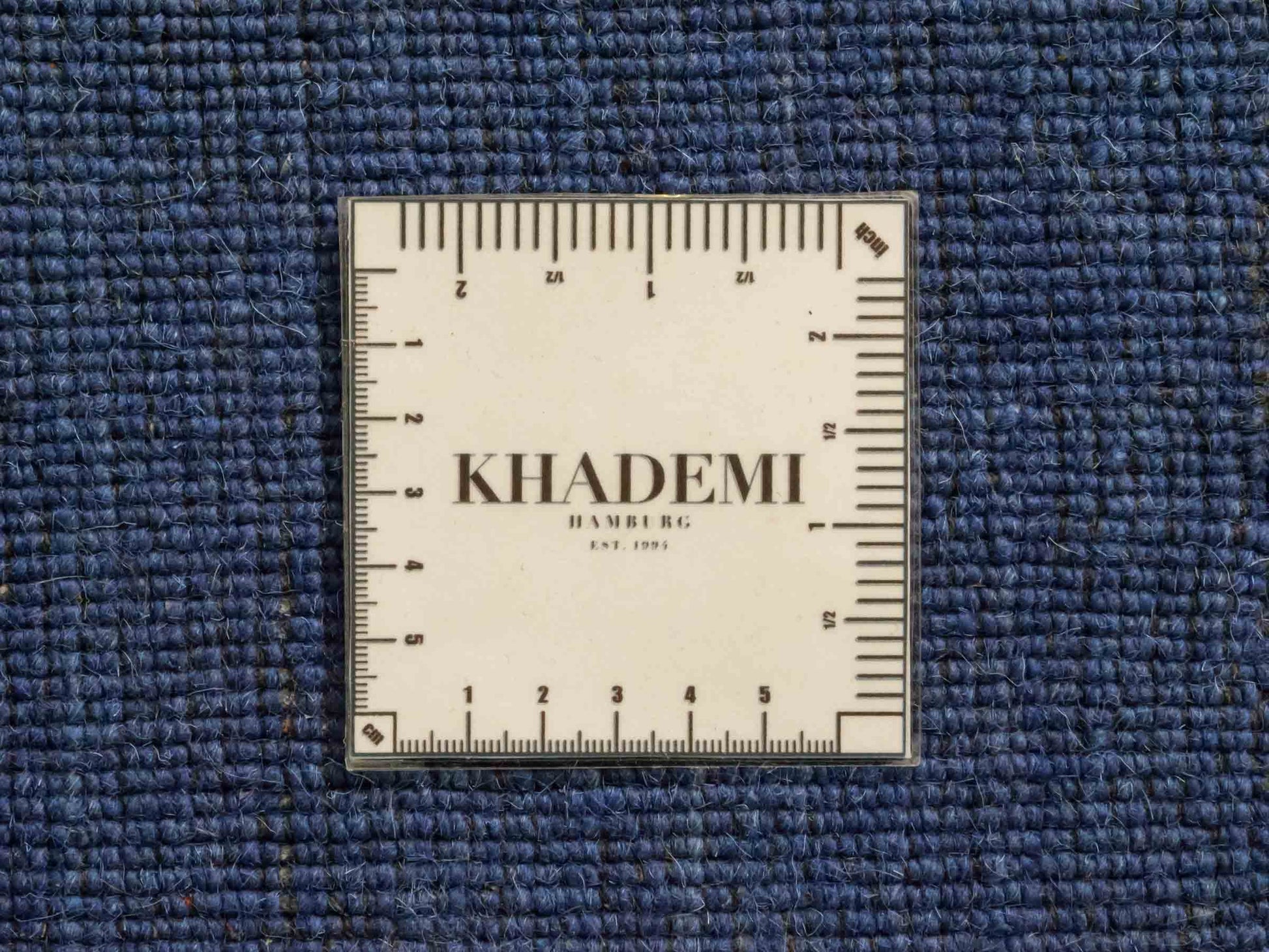 Moderner, Handloom Gabbeh Orientteppich von Khademi aus Wolle, blau. Einfarbiges Uni-Design. Produziert in Indien. Größe: 171x120cm. Teppichnummer: KB4-1579. Verkauf durch Jupiter Intl.