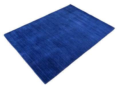 Moderner, Handloom Gabbeh Orientteppich von Khademi aus Wolle, blau. Einfarbiges Uni-Design. Produziert in Indien. Größe: 171x120cm. Teppichnummer: KB4-1579. Verkauf durch Jupiter Intl.