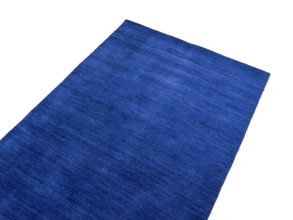 Moderner, Handloom Gabbeh Orientteppich von Khademi aus Wolle, blau. Einfarbiges Uni-Design. Produziert in Indien. Größe: 171x120cm. Teppichnummer: KB4-1579. Verkauf durch Jupiter Intl.