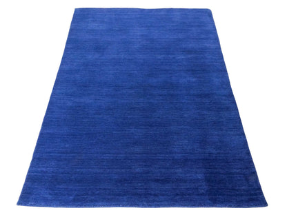 Moderner, Handloom Gabbeh Orientteppich von Khademi aus Wolle, blau. Einfarbiges Uni-Design. Produziert in Indien. Größe: 171x120cm. Teppichnummer: KB4-1579. Verkauf durch Jupiter Intl.