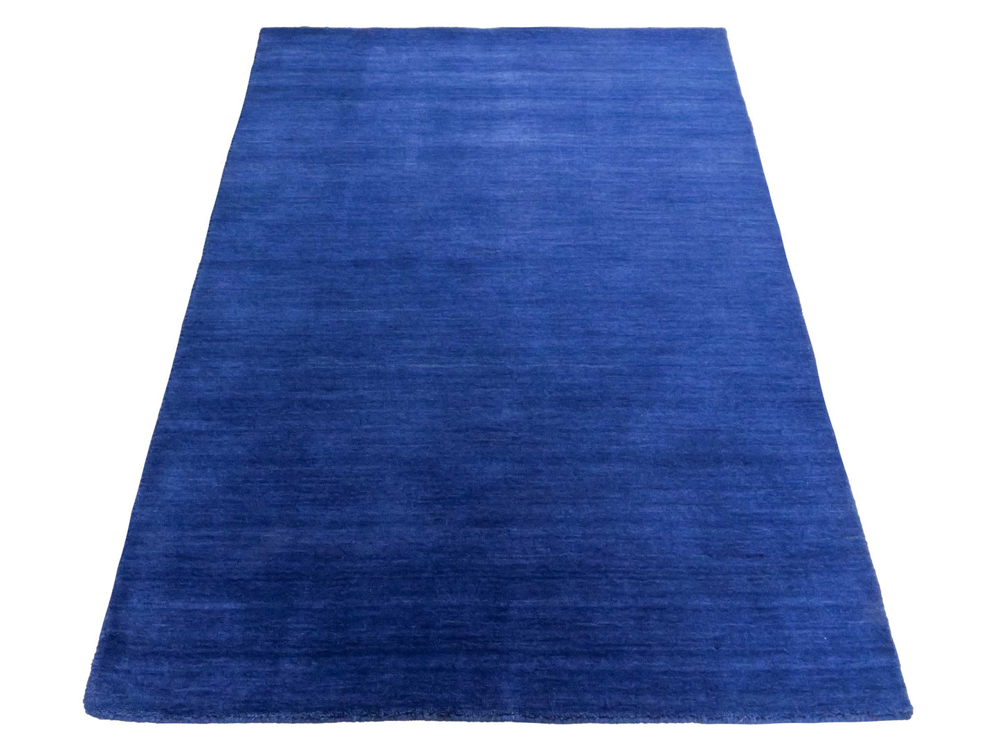 Moderner, Handloom Gabbeh Orientteppich von Khademi aus Wolle, blau. Einfarbiges Uni-Design. Produziert in Indien. Größe: 171x120cm. Teppichnummer: KB4-1579. Verkauf durch Jupiter Intl.