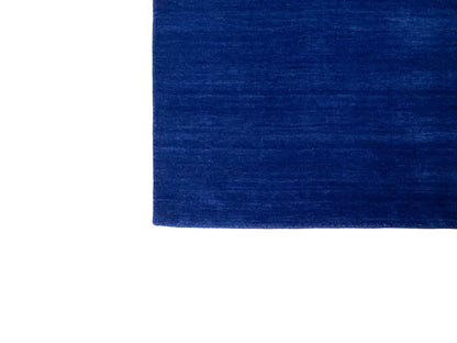 Moderner, Handloom Gabbeh Orientteppich von Khademi aus Wolle, blau. Einfarbiges Uni-Design. Produziert in Indien. Größe: 171x120cm. Teppichnummer: KB4-1579. Verkauf durch Jupiter Intl.