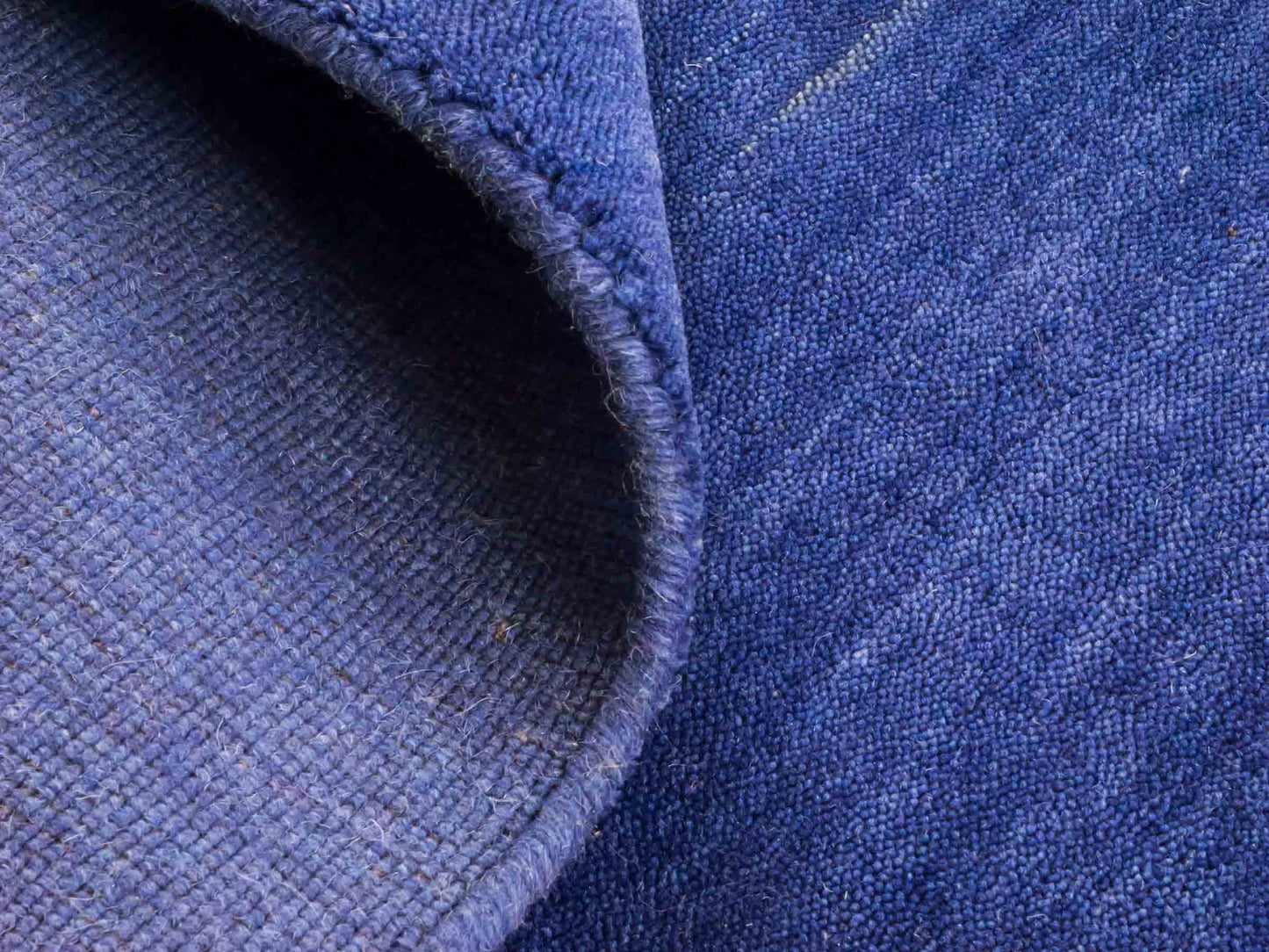 Moderner, Handloom Gabbeh Orientteppich von Khademi aus Wolle, blau. Einfarbiges Uni-Design. Produziert in Indien. Größe: 171x120cm. Teppichnummer: KB4-1579. Verkauf durch Jupiter Intl.