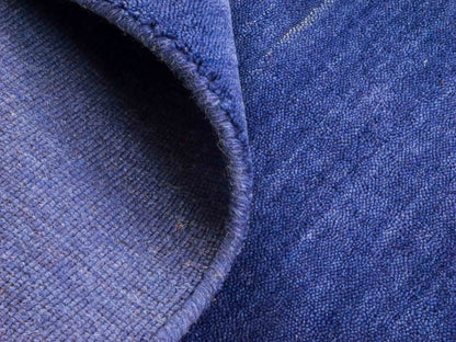 Moderner, Handloom Gabbeh Orientteppich von Khademi aus Wolle, blau. Einfarbiges Uni-Design. Produziert in Indien. Größe: 171x120cm. Teppichnummer: KB4-1579. Verkauf durch Jupiter Intl.