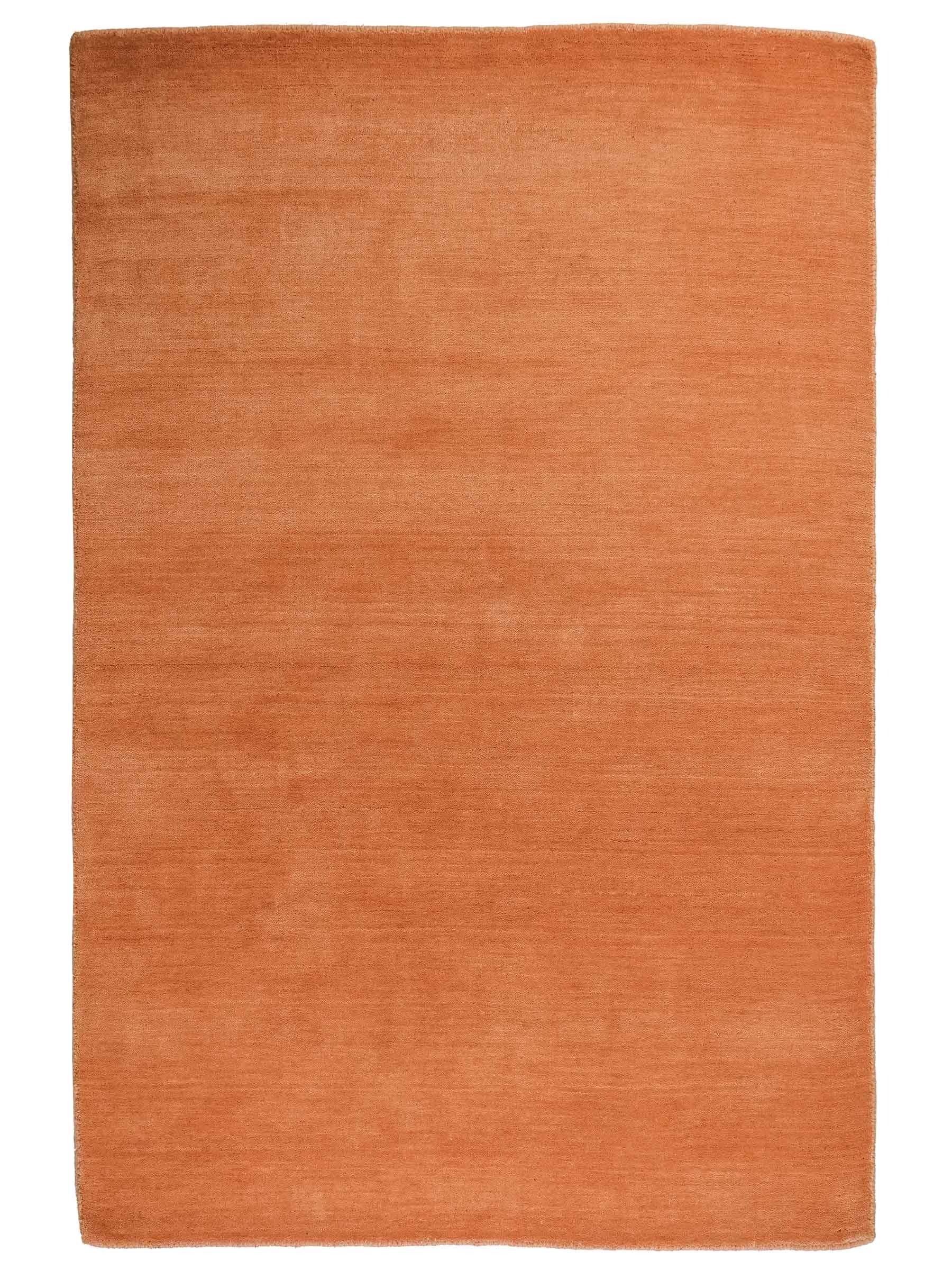 Moderner, Handloom Gabbeh Orientteppich von Khademi aus Wolle, orange. Einfarbiges Uni-Design. Produziert in Indien. Größe: 171x120cm. Teppichnummer: KB4-1569. Verkauf durch Jupiter Intl.