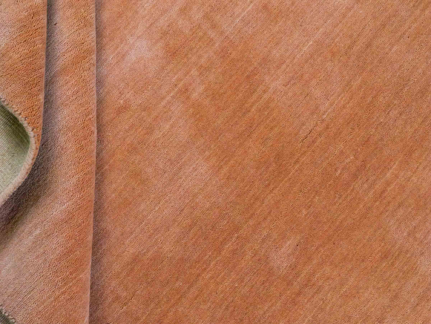 Moderner, Handloom Gabbeh Orientteppich von Khademi aus Wolle, orange. Einfarbiges Uni-Design. Produziert in Indien. Größe: 171x120cm. Teppichnummer: KB4-1569. Verkauf durch Jupiter Intl.