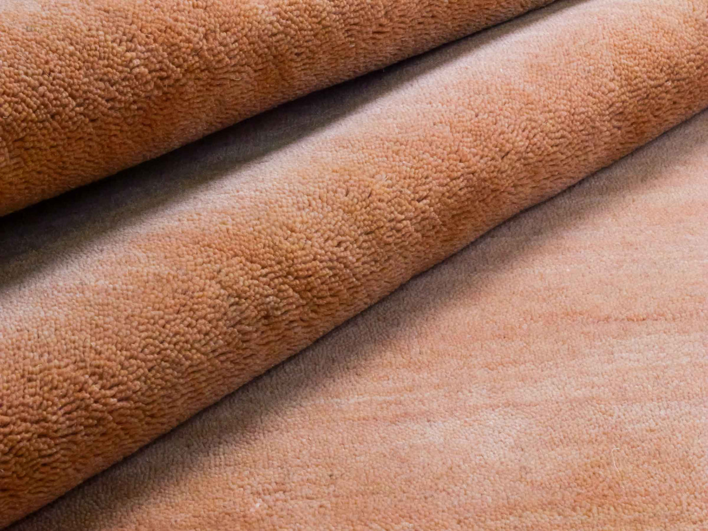 Moderner, Handloom Gabbeh Orientteppich von Khademi aus Wolle, orange. Einfarbiges Uni-Design. Produziert in Indien. Größe: 171x120cm. Teppichnummer: KB4-1569. Verkauf durch Jupiter Intl.