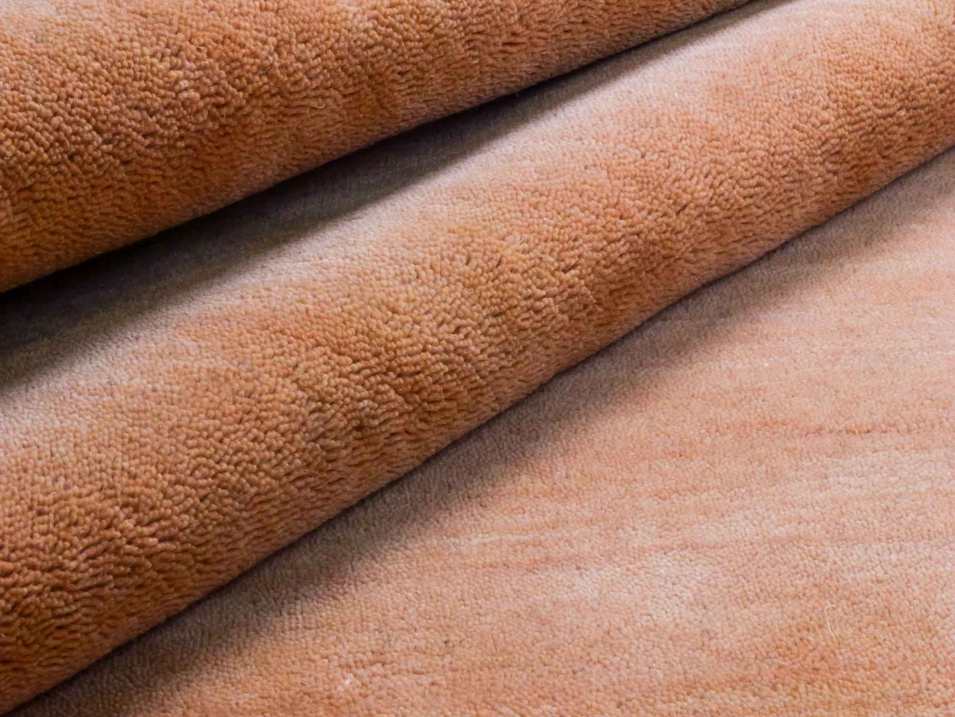 Moderner, Handloom Gabbeh Orientteppich von Khademi aus Wolle, orange. Einfarbiges Uni-Design. Produziert in Indien. Größe: 171x120cm. Teppichnummer: KB4-1569. Verkauf durch Jupiter Intl.