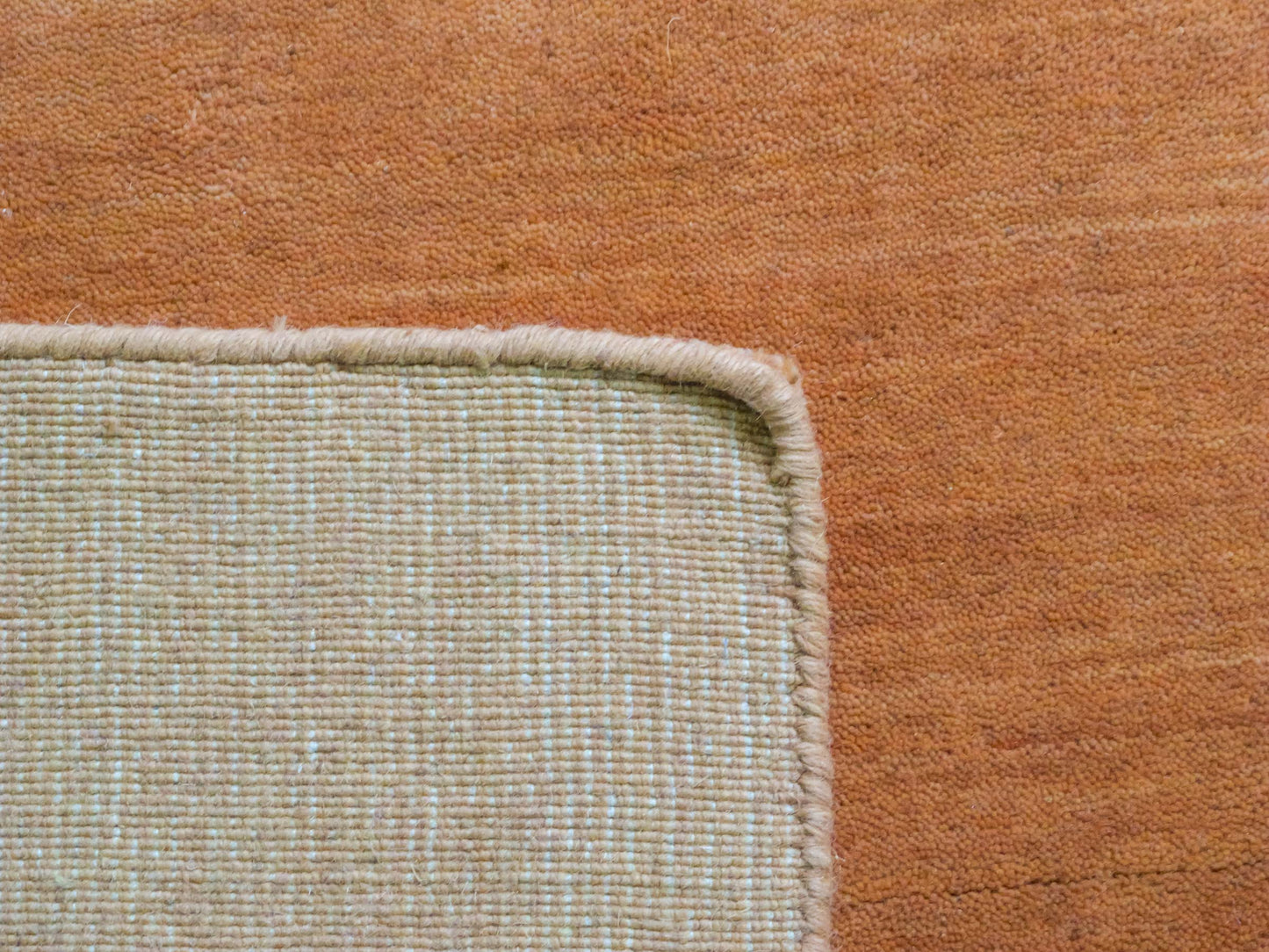 Moderner, Handloom Gabbeh Orientteppich von Khademi aus Wolle, orange. Einfarbiges Uni-Design. Produziert in Indien. Größe: 171x120cm. Teppichnummer: KB4-1569. Verkauf durch Jupiter Intl.