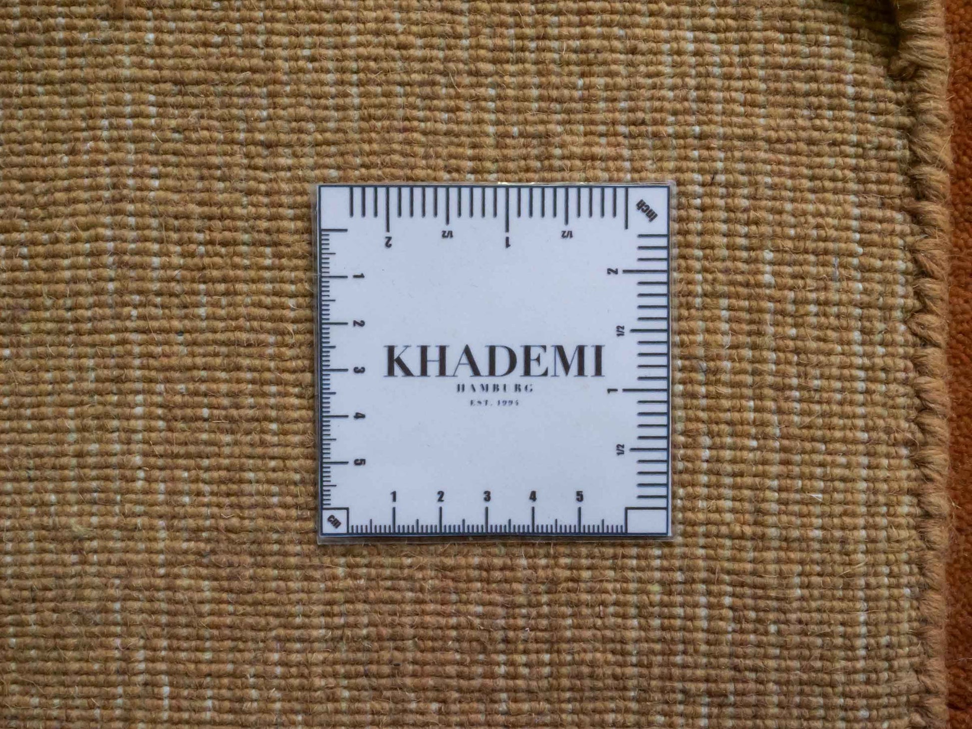 Moderner, Handloom Gabbeh Orientteppich von Khademi aus Wolle, orange. Einfarbiges Uni-Design. Produziert in Indien. Größe: 171x120cm. Teppichnummer: KB4-1569. Verkauf durch Jupiter Intl.