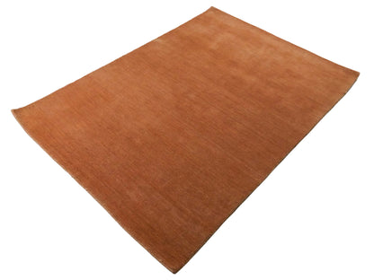 Moderner, Handloom Gabbeh Orientteppich von Khademi aus Wolle, orange. Einfarbiges Uni-Design. Produziert in Indien. Größe: 171x120cm. Teppichnummer: KB4-1569. Verkauf durch Jupiter Intl.