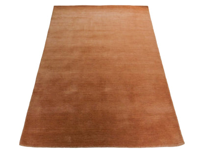 Moderner, Handloom Gabbeh Orientteppich von Khademi aus Wolle, orange. Einfarbiges Uni-Design. Produziert in Indien. Größe: 171x120cm. Teppichnummer: KB4-1569. Verkauf durch Jupiter Intl.