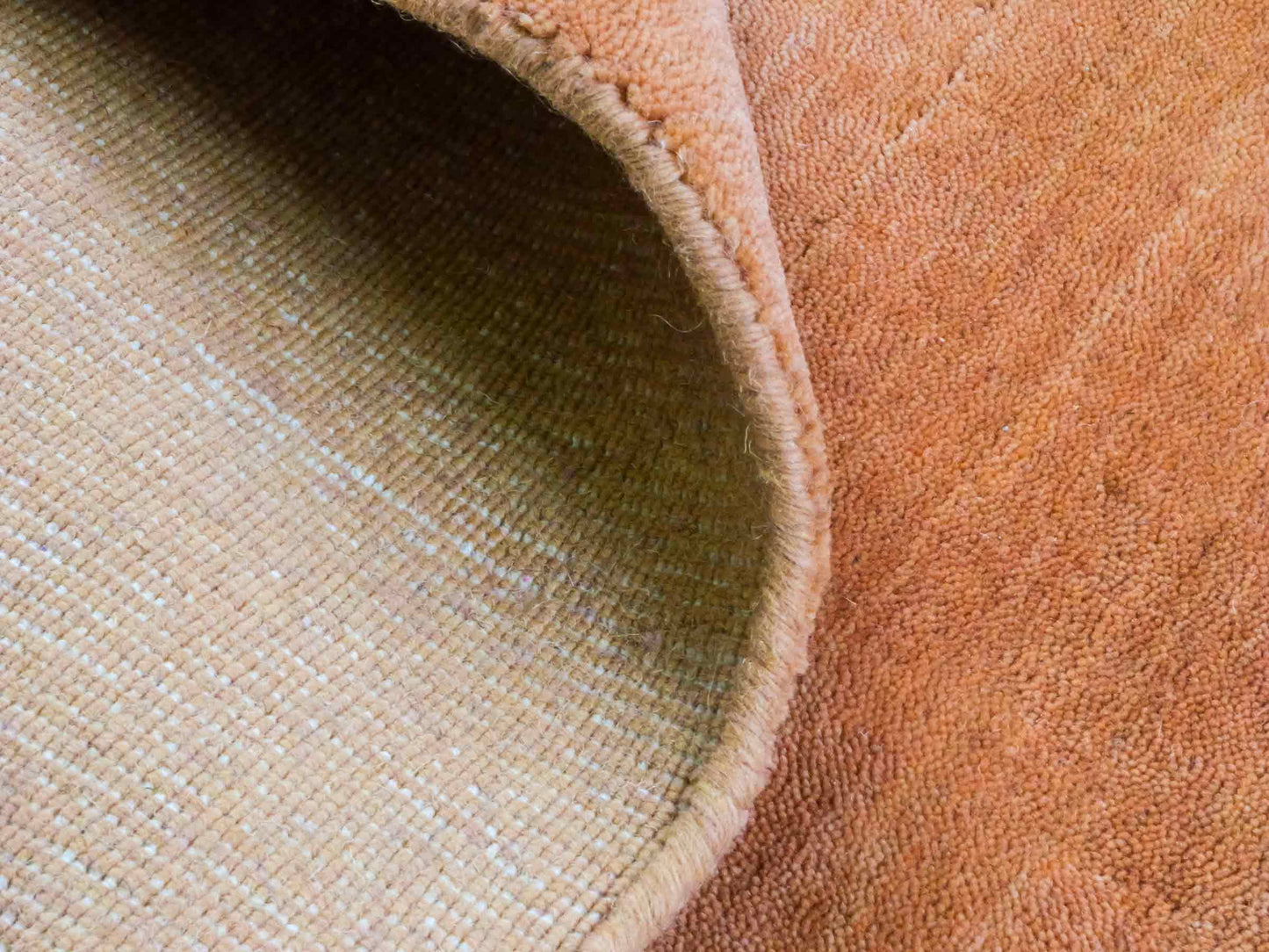 Moderner, Handloom Gabbeh Orientteppich von Khademi aus Wolle, orange. Einfarbiges Uni-Design. Produziert in Indien. Größe: 171x120cm. Teppichnummer: KB4-1569. Verkauf durch Jupiter Intl.