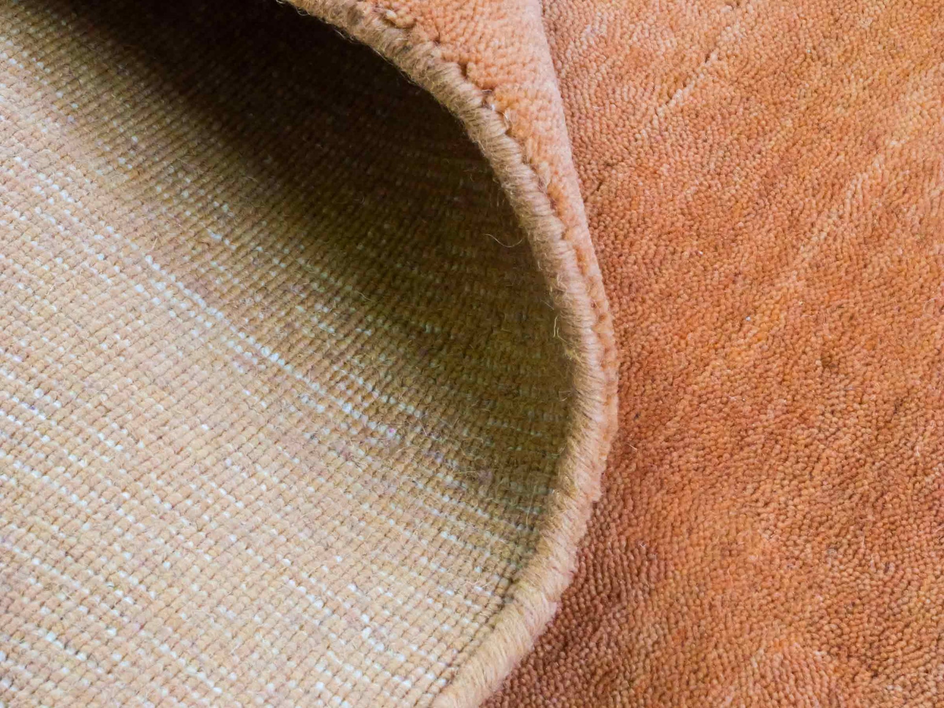 Moderner, Handloom Gabbeh Orientteppich von Khademi aus Wolle, orange. Einfarbiges Uni-Design. Produziert in Indien. Größe: 171x120cm. Teppichnummer: KB4-1569. Verkauf durch Jupiter Intl.