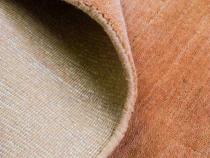 Moderner, Handloom Gabbeh Orientteppich von Khademi aus Wolle, orange. Einfarbiges Uni-Design. Produziert in Indien. Größe: 171x120cm. Teppichnummer: KB4-1569. Verkauf durch Jupiter Intl.