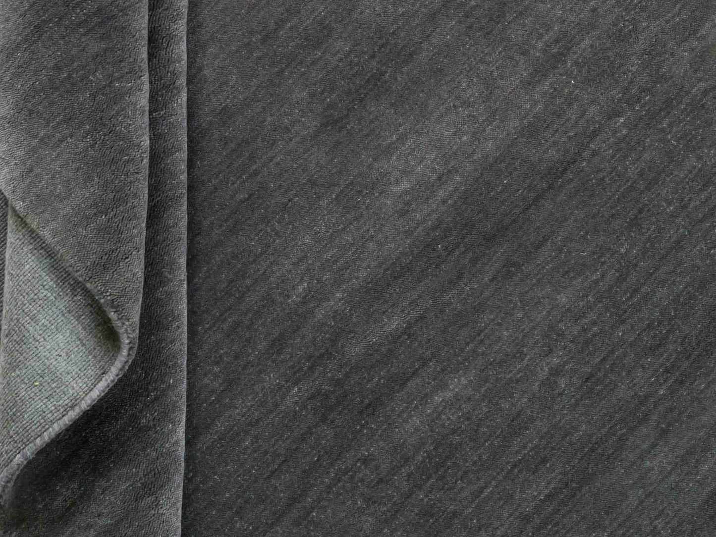 Moderner, Handloom Gabbeh Orientteppich von Khademi aus Wolle, anthrazit. Einfarbiges Uni-Design. Produziert in Indien. Größe: 175x125cm. Teppichnummer: KB4-1585. Verkauf durch Jupiter Intl.