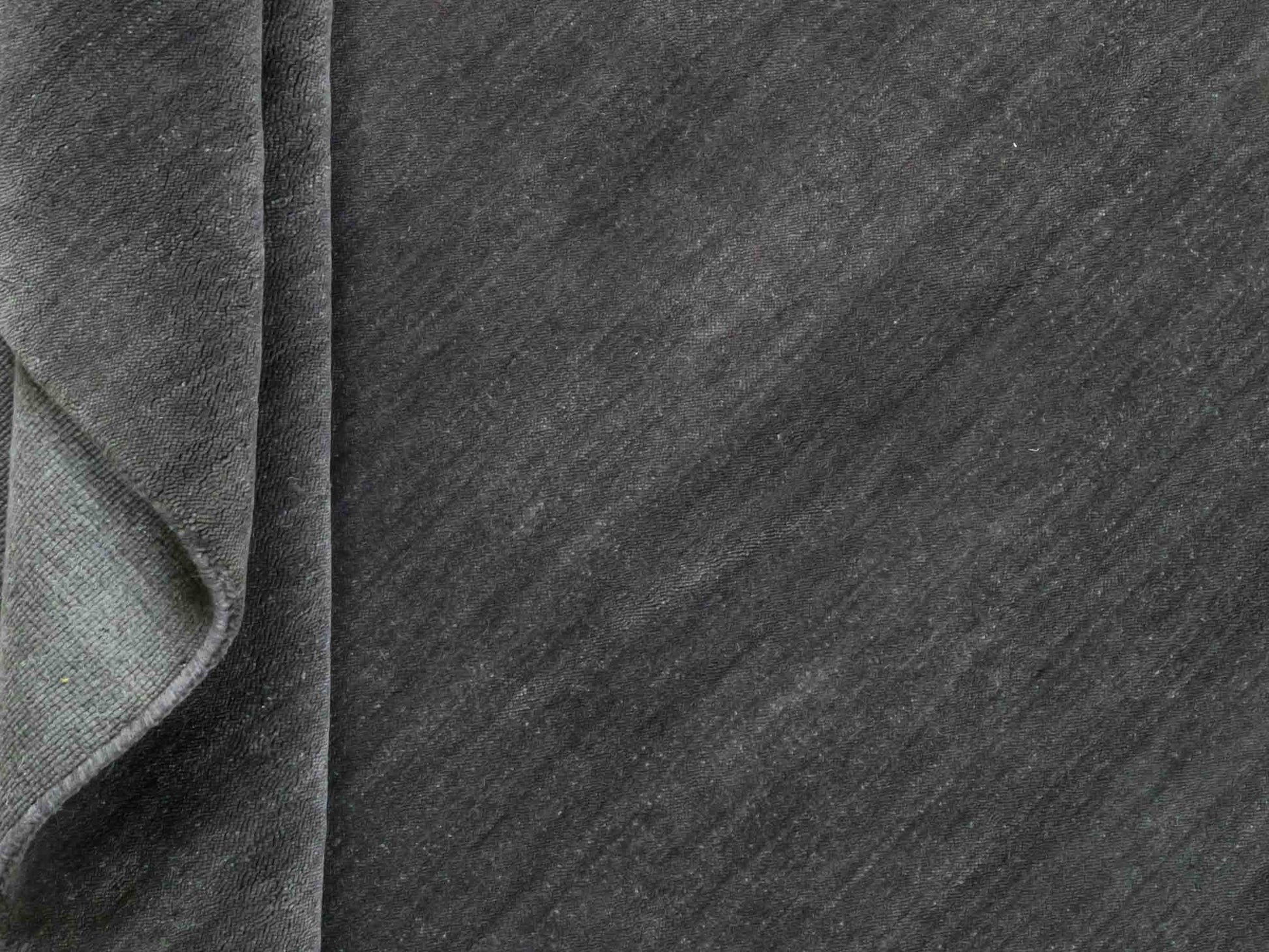 Moderner, Handloom Gabbeh Orientteppich von Khademi aus Wolle, anthrazit. Einfarbiges Uni-Design. Produziert in Indien. Größe: 175x125cm. Teppichnummer: KB4-1585. Verkauf durch Jupiter Intl.