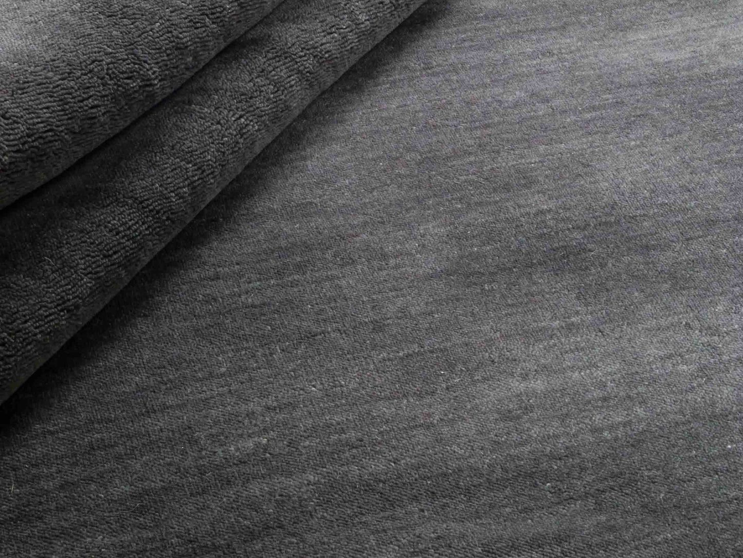 Moderner, Handloom Gabbeh Orientteppich von Khademi aus Wolle, anthrazit. Einfarbiges Uni-Design. Produziert in Indien. Größe: 175x125cm. Teppichnummer: KB4-1585. Verkauf durch Jupiter Intl.