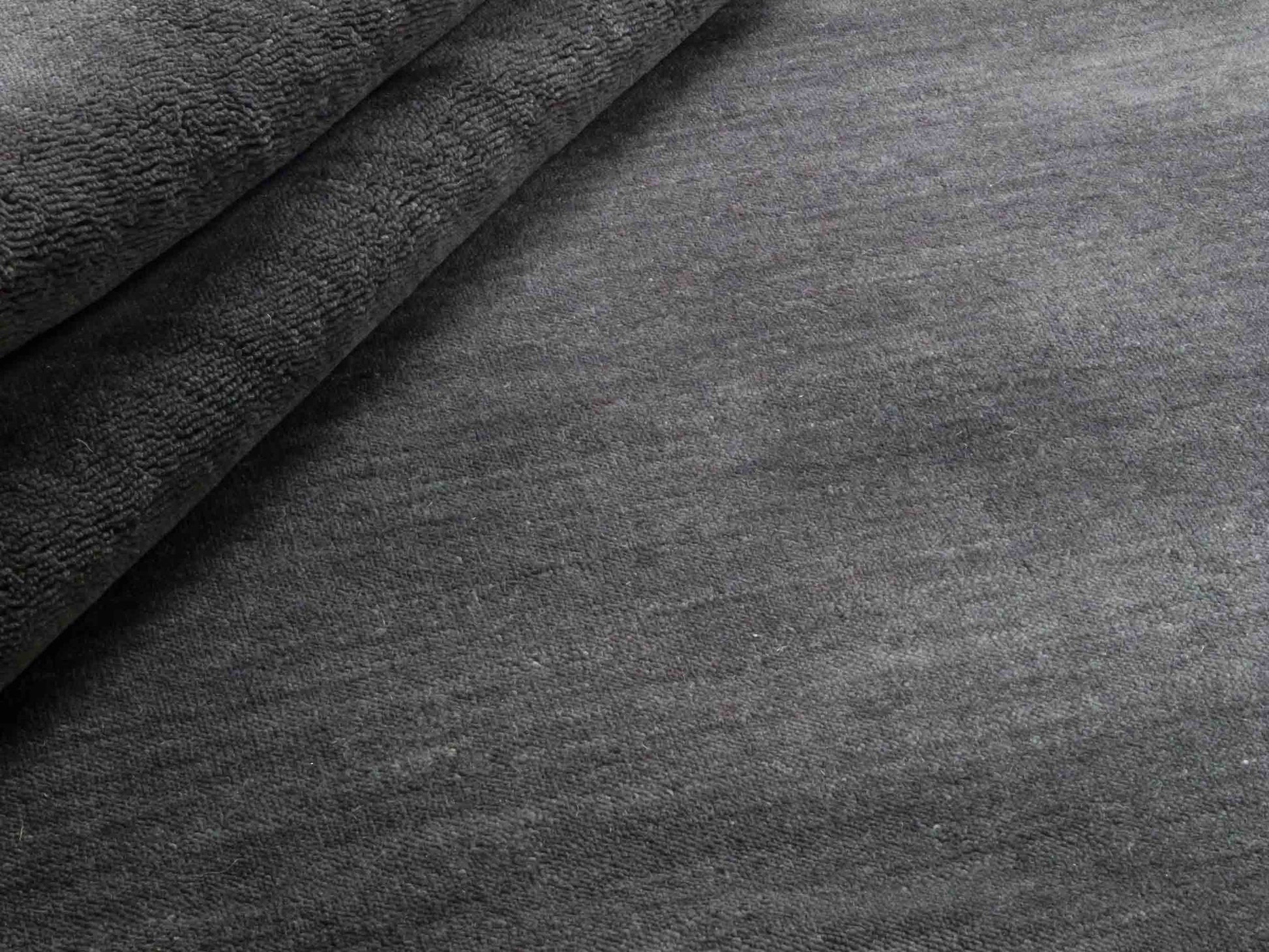 Moderner, Handloom Gabbeh Orientteppich von Khademi aus Wolle, anthrazit. Einfarbiges Uni-Design. Produziert in Indien. Größe: 175x125cm. Teppichnummer: KB4-1585. Verkauf durch Jupiter Intl.