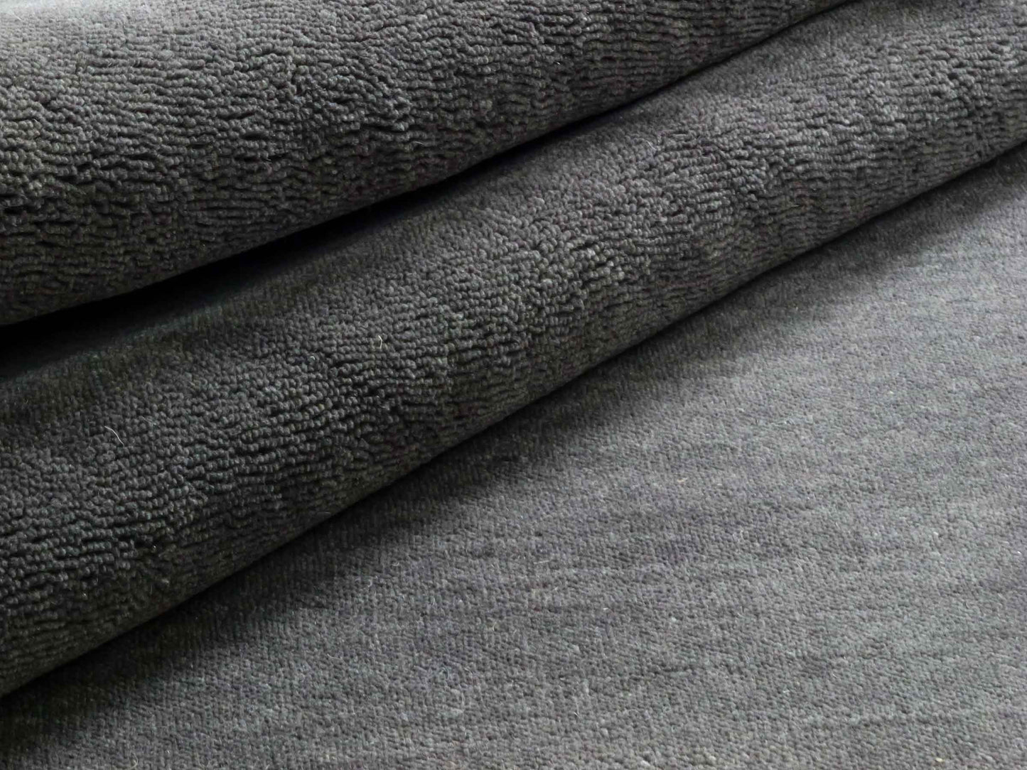 Moderner, Handloom Gabbeh Orientteppich von Khademi aus Wolle, anthrazit. Einfarbiges Uni-Design. Produziert in Indien. Größe: 175x125cm. Teppichnummer: KB4-1585. Verkauf durch Jupiter Intl.