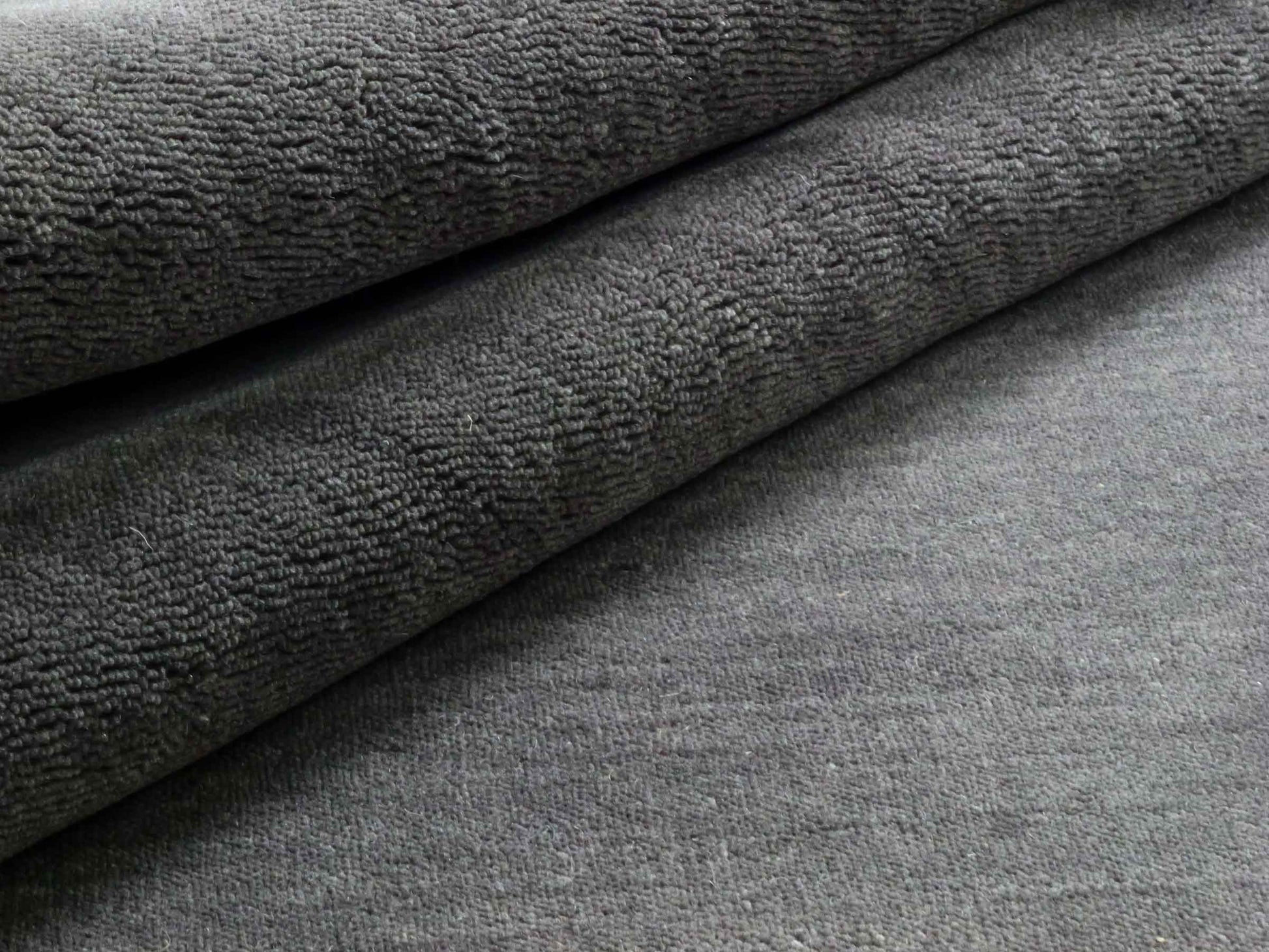 Moderner, Handloom Gabbeh Orientteppich von Khademi aus Wolle, anthrazit. Einfarbiges Uni-Design. Produziert in Indien. Größe: 175x125cm. Teppichnummer: KB4-1585. Verkauf durch Jupiter Intl.