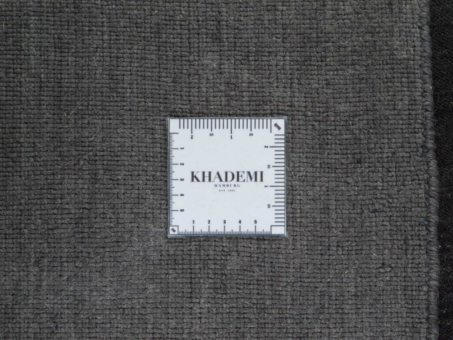 Moderner, Handloom Gabbeh Orientteppich von Khademi aus Wolle, anthrazit. Einfarbiges Uni-Design. Produziert in Indien. Größe: 175x125cm. Teppichnummer: KB4-1585. Verkauf durch Jupiter Intl.