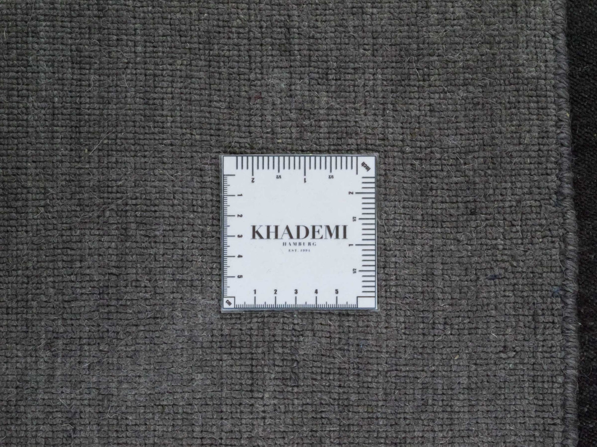 Moderner, Handloom Gabbeh Orientteppich von Khademi aus Wolle, anthrazit. Einfarbiges Uni-Design. Produziert in Indien. Größe: 175x125cm. Teppichnummer: KB4-1585. Verkauf durch Jupiter Intl.