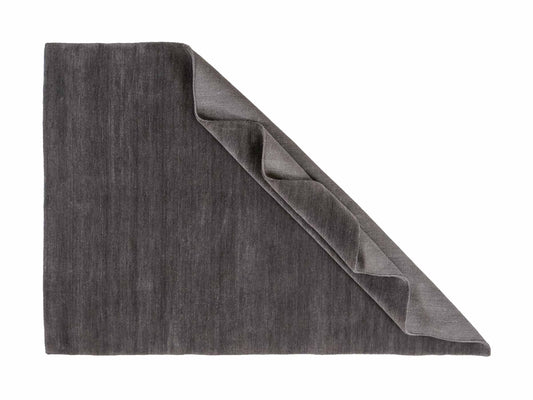 Moderner, Handloom Gabbeh Orientteppich von Khademi aus Wolle, anthrazit. Einfarbiges Uni-Design. Produziert in Indien. Größe: 175x125cm. Teppichnummer: KB4-1585. Verkauf durch Jupiter Intl.