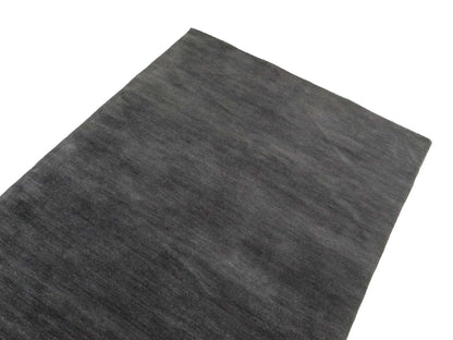 Moderner, Handloom Gabbeh Orientteppich von Khademi aus Wolle, anthrazit. Einfarbiges Uni-Design. Produziert in Indien. Größe: 175x125cm. Teppichnummer: KB4-1585. Verkauf durch Jupiter Intl.