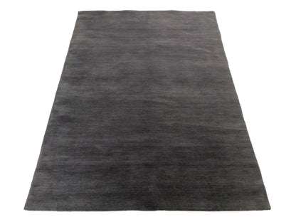 Moderner, Handloom Gabbeh Orientteppich von Khademi aus Wolle, anthrazit. Einfarbiges Uni-Design. Produziert in Indien. Größe: 175x125cm. Teppichnummer: KB4-1585. Verkauf durch Jupiter Intl.