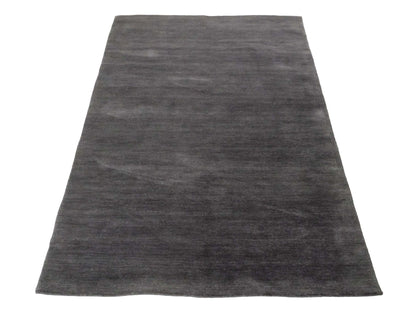 Moderner, Handloom Gabbeh Orientteppich von Khademi aus Wolle, anthrazit. Einfarbiges Uni-Design. Produziert in Indien. Größe: 175x125cm. Teppichnummer: KB4-1585. Verkauf durch Jupiter Intl.