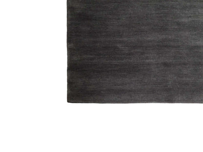Moderner, Handloom Gabbeh Orientteppich von Khademi aus Wolle, anthrazit. Einfarbiges Uni-Design. Produziert in Indien. Größe: 175x125cm. Teppichnummer: KB4-1585. Verkauf durch Jupiter Intl.