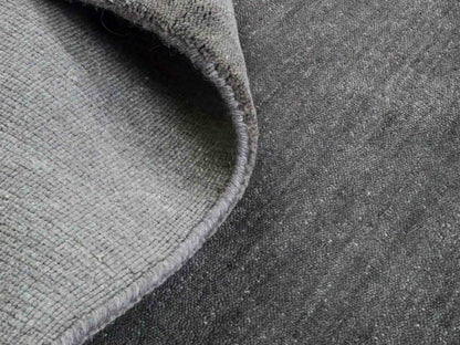 Moderner, Handloom Gabbeh Orientteppich von Khademi aus Wolle, anthrazit. Einfarbiges Uni-Design. Produziert in Indien. Größe: 175x125cm. Teppichnummer: KB4-1585. Verkauf durch Jupiter Intl.