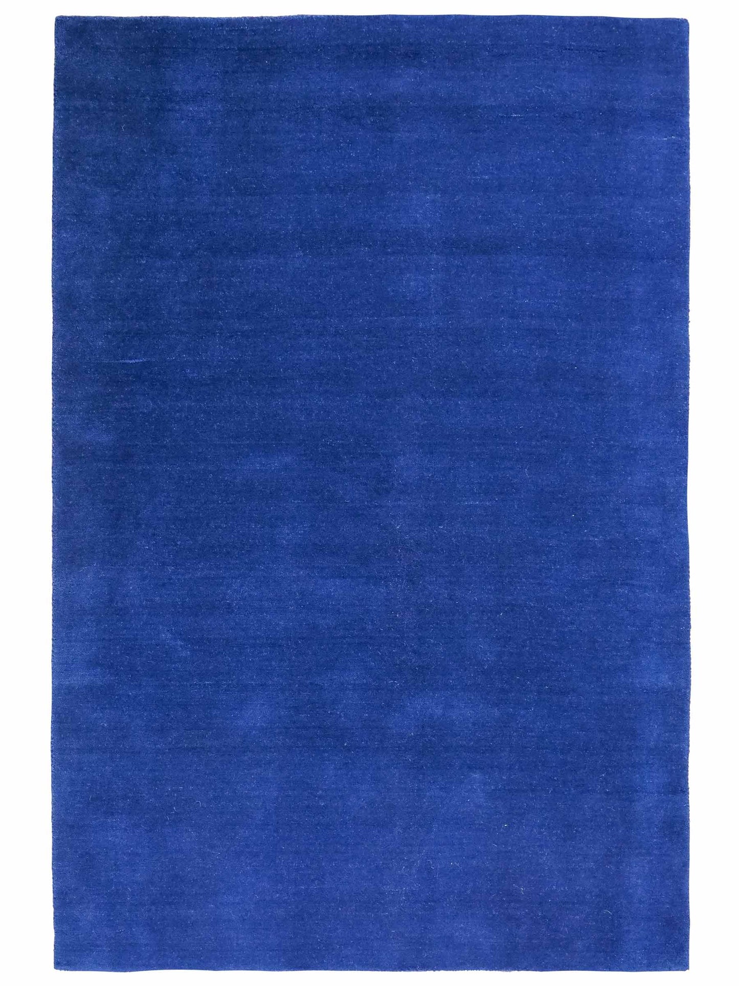 Moderner, Handloom Gabbeh Orientteppich von Khademi aus Wolle, blau. Einfarbiges Uni-Design. Produziert in Indien. Größe: 176x121cm. Teppichnummer: KB4-1580. Verkauf durch Jupiter Intl.