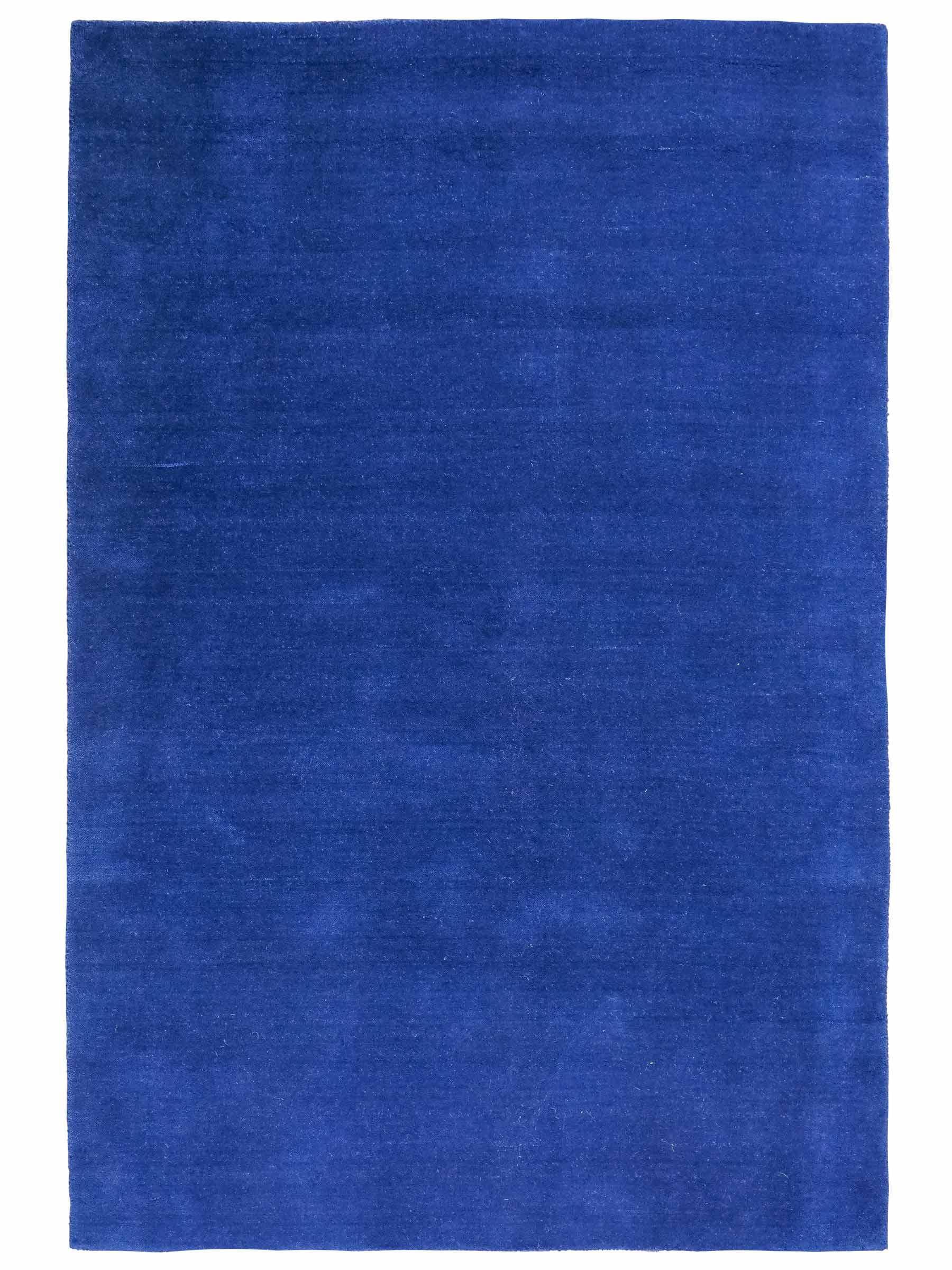 Moderner, Handloom Gabbeh Orientteppich von Khademi aus Wolle, blau. Einfarbiges Uni-Design. Produziert in Indien. Größe: 176x121cm. Teppichnummer: KB4-1580. Verkauf durch Jupiter Intl.