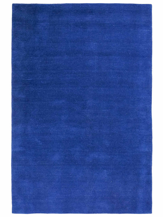 Moderner, Handloom Gabbeh Orientteppich von Khademi aus Wolle, blau. Einfarbiges Uni-Design. Produziert in Indien. Größe: 176x121cm. Teppichnummer: KB4-1580. Verkauf durch Jupiter Intl.