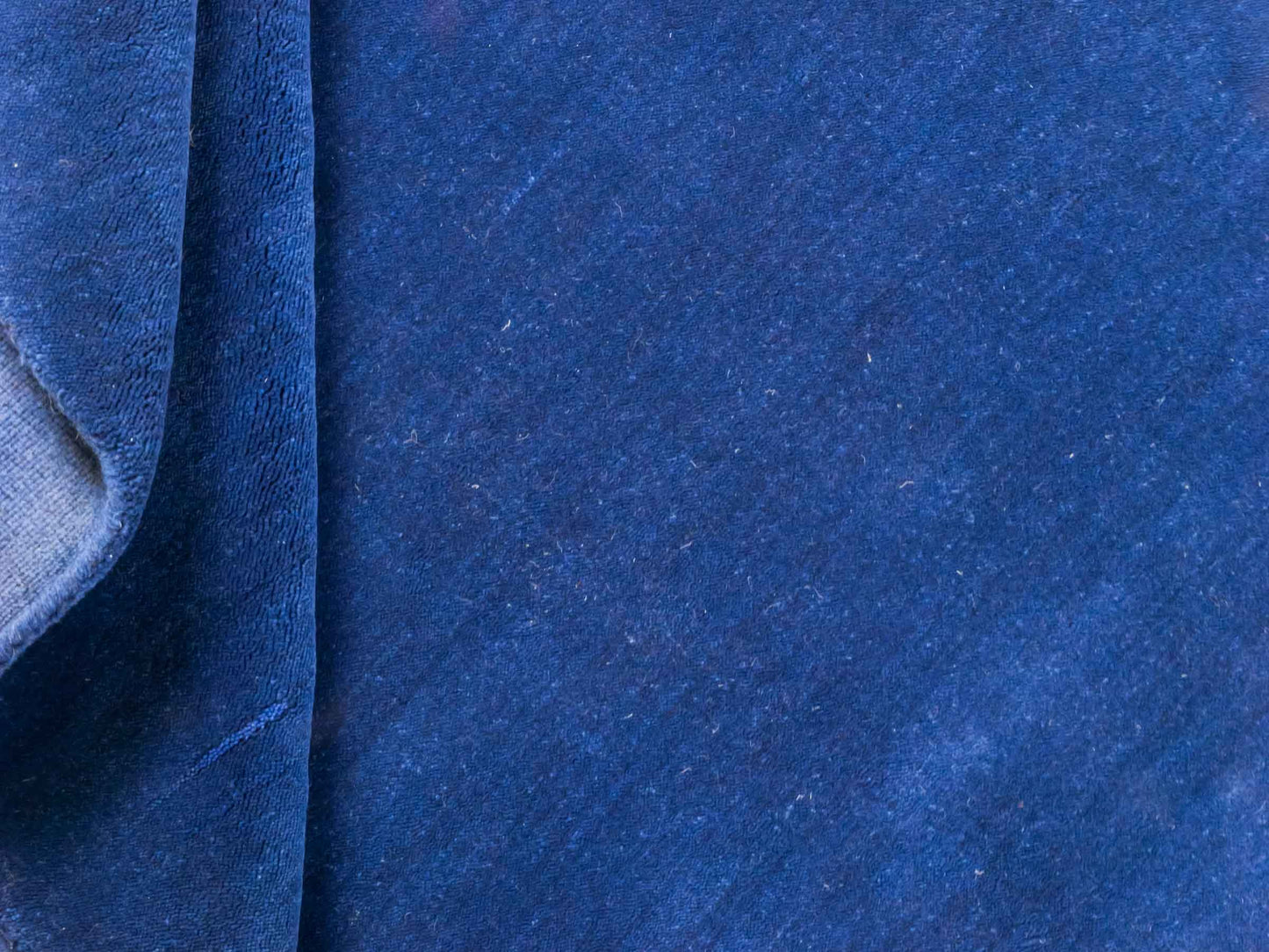 Moderner, Handloom Gabbeh Orientteppich von Khademi aus Wolle, blau. Einfarbiges Uni-Design. Produziert in Indien. Größe: 176x121cm. Teppichnummer: KB4-1580. Verkauf durch Jupiter Intl.