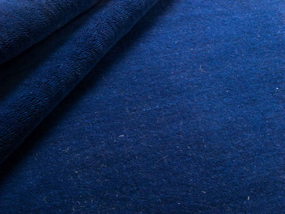 Moderner, Handloom Gabbeh Orientteppich von Khademi aus Wolle, blau. Einfarbiges Uni-Design. Produziert in Indien. Größe: 176x121cm. Teppichnummer: KB4-1580. Verkauf durch Jupiter Intl.