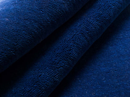 Moderner, Handloom Gabbeh Orientteppich von Khademi aus Wolle, blau. Einfarbiges Uni-Design. Produziert in Indien. Größe: 176x121cm. Teppichnummer: KB4-1580. Verkauf durch Jupiter Intl.