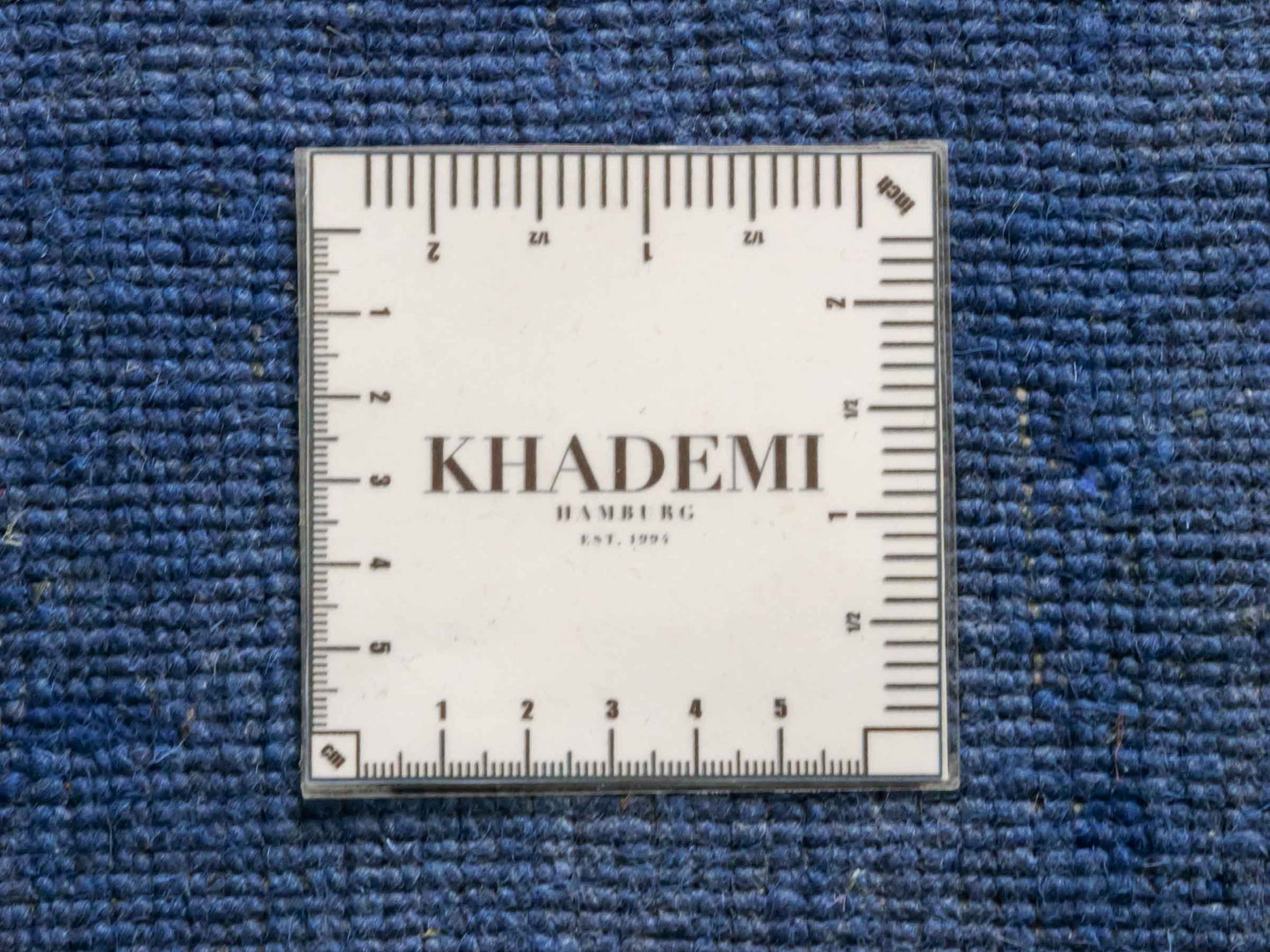 Moderner, Handloom Gabbeh Orientteppich von Khademi aus Wolle, blau. Einfarbiges Uni-Design. Produziert in Indien. Größe: 176x121cm. Teppichnummer: KB4-1580. Verkauf durch Jupiter Intl.