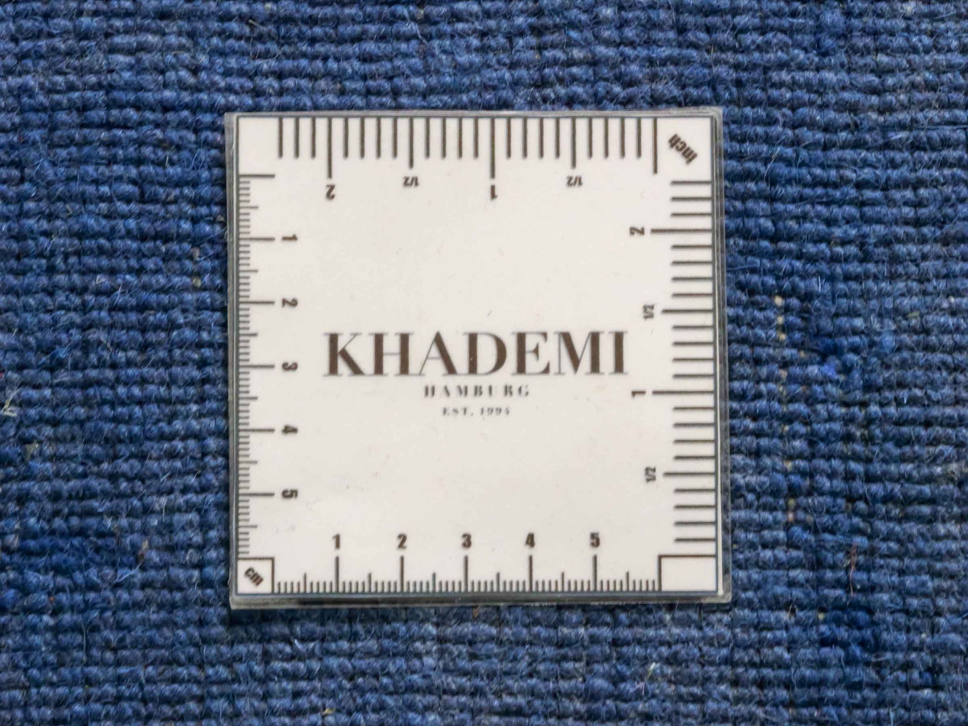 Moderner, Handloom Gabbeh Orientteppich von Khademi aus Wolle, blau. Einfarbiges Uni-Design. Produziert in Indien. Größe: 176x121cm. Teppichnummer: KB4-1580. Verkauf durch Jupiter Intl.